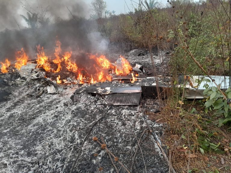 Avião de dois motores cai e explode na zona rural de municipio de MT