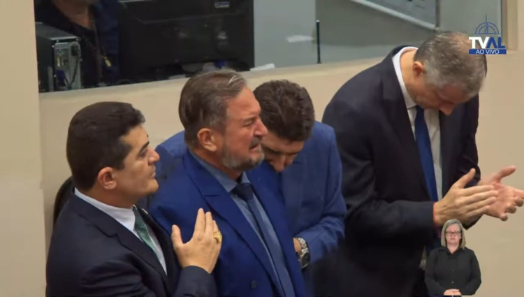 Cattani não consegue conter as lágrimas e se emociona durante homenagem à filha na Assembleia; assista ao vídeo.