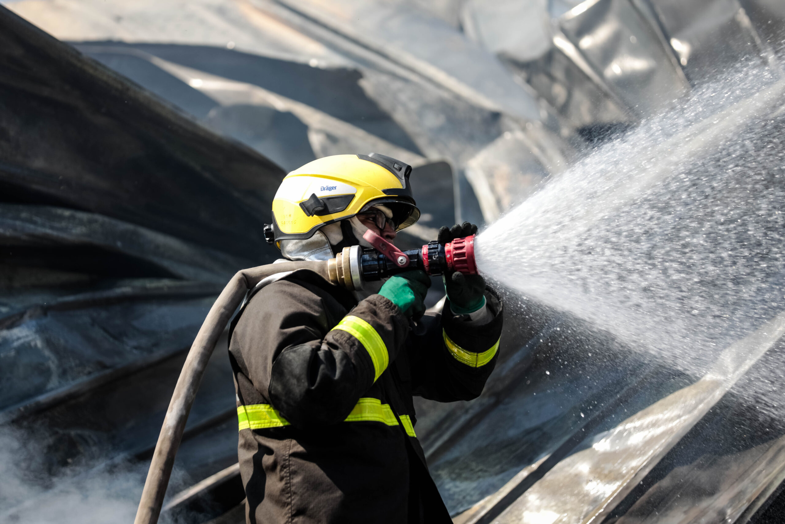 Corpo de Bombeiros Militar extingue incêndio que destruiu oficina mecânica