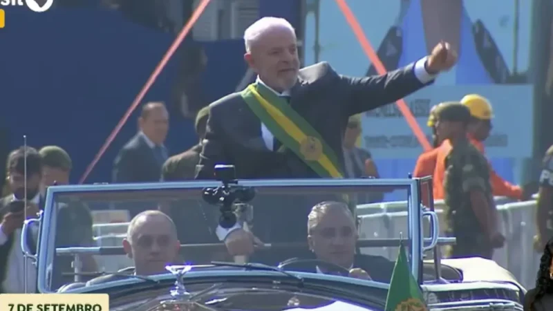 Autoridades prestigiam desfile do 7 de Setembro em Brasília