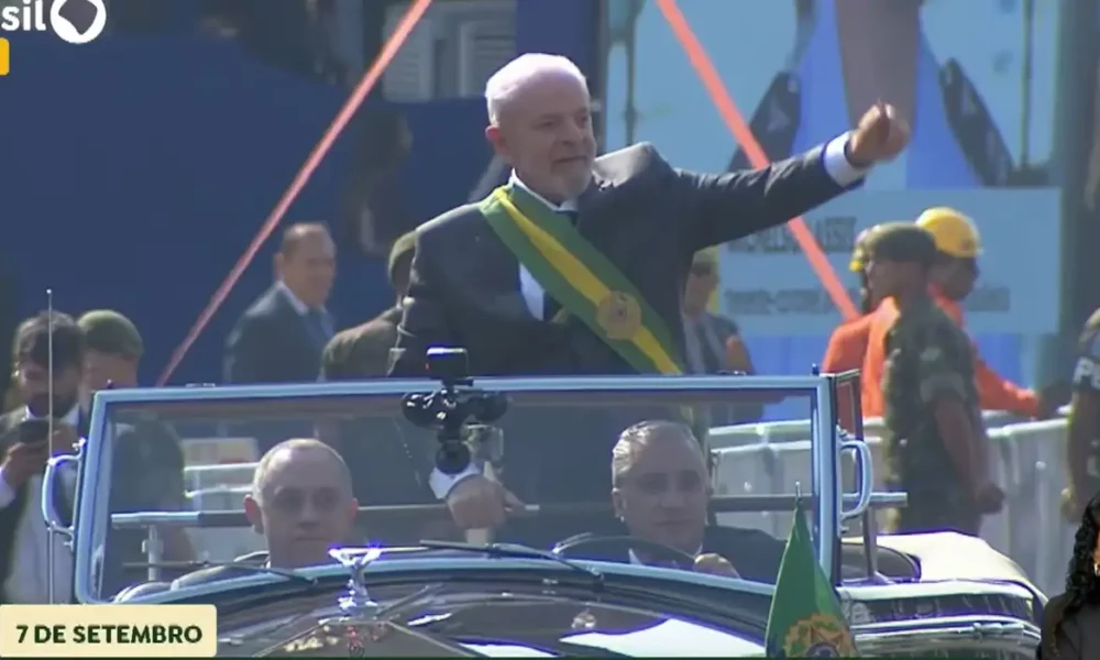 Autoridades prestigiam desfile do 7 de Setembro em Brasília
