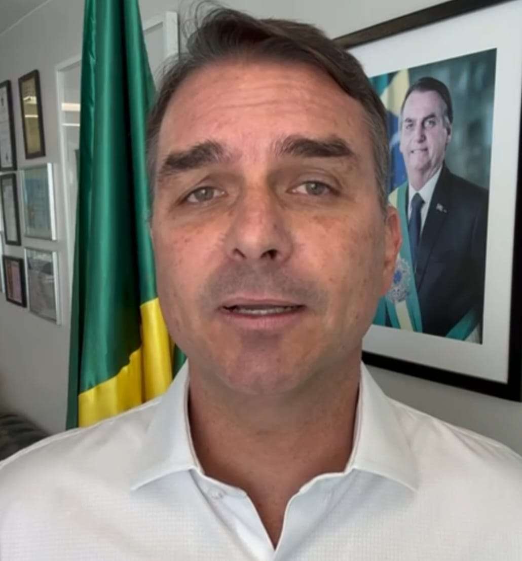 Flávio Bolsonaro declara apoio a Miguel e Joci: “Já provaram que estão alinhados com Bolsonaro. Não caíram de paraquedas. Em Lucas do Rio Verde eu peço voto para Miguel Vaz”