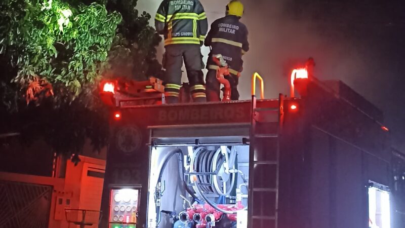 Incêndio em poste de energia elétrica é contido pelo Corpo de Bombeiros Militar