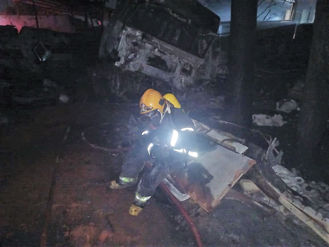 Bombeiros combatem incêndio de grandes proporções em borracharia