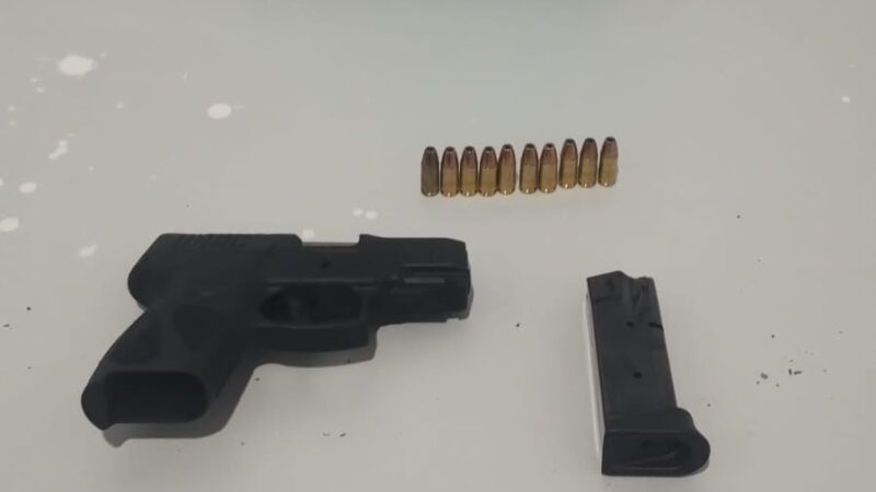 PM prende homem que ameaçou clientes de bar com arma de fogo
