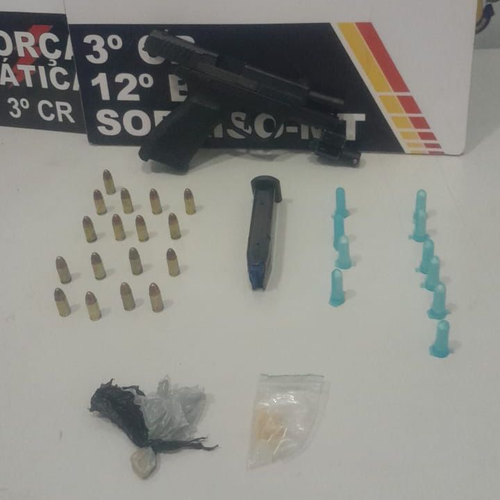 Polícia Militar conduz quatro pessoas por tráfico de drogas e apreende arma de fogo em residência