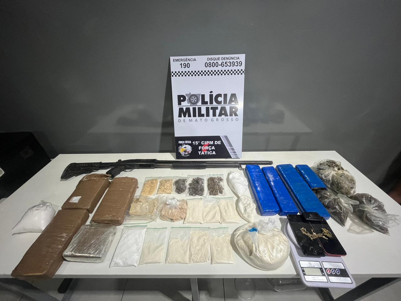 Força Tática prende dois homens e apreende adolescentes com drogas e arma de fogo