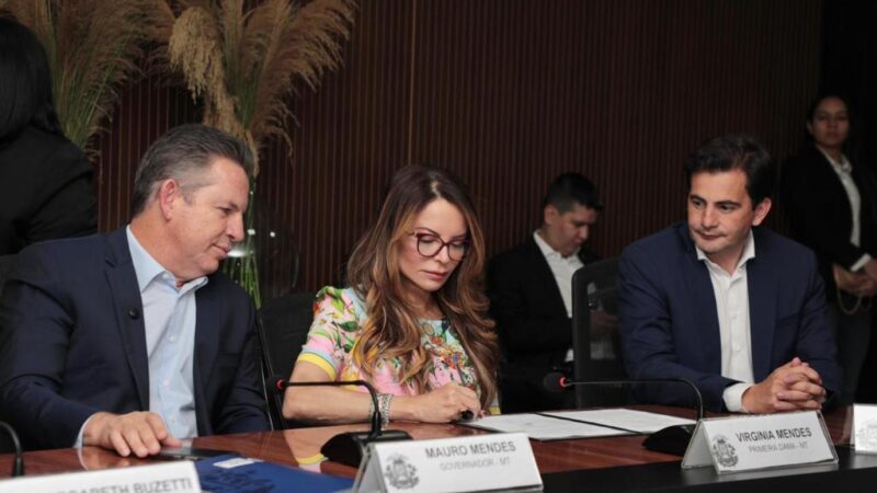 Primeira-dama de MT agradece união de esforços ao Ser Família Habitação em assinatura