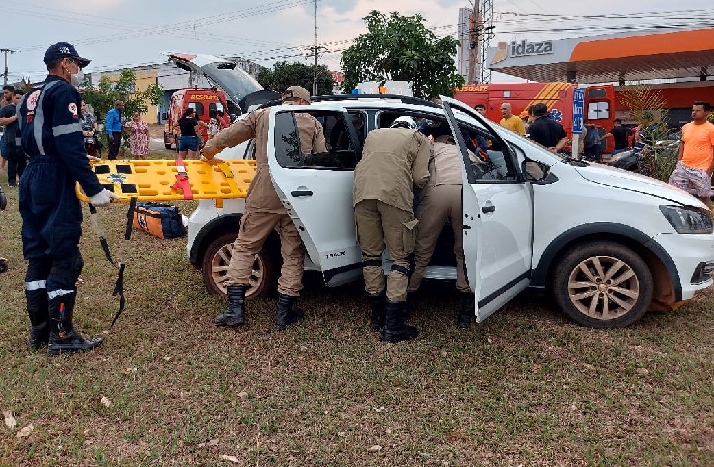 Bombeiros socorrem vítimas de acidente de trânsito