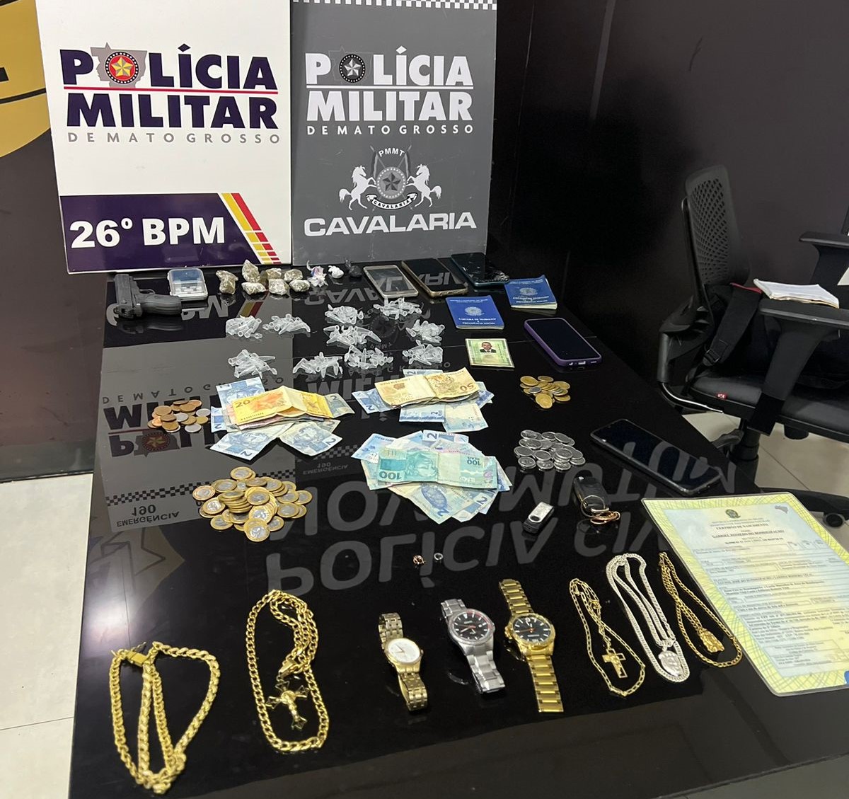 Cavalaria da PM detém quadrilha por associação criminosa, tráfico de drogas e abandono de incapaz