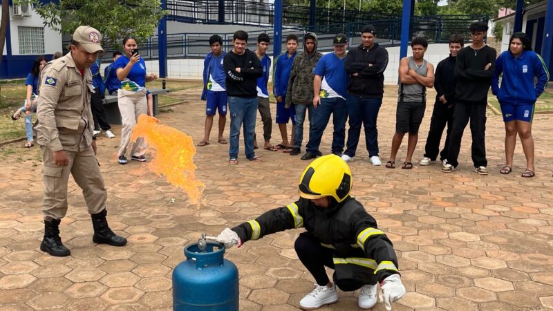 Corpo de Bombeiros realiza palestra sobre técnicas de combate a incêndio para alunos de escola estadual