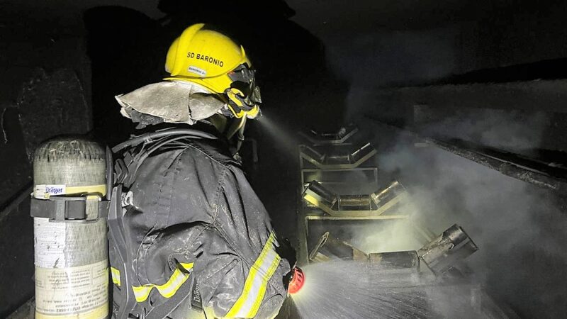 Corpo de Bombeiros extingue incêndio em estabelecimento comercial em Cláudia