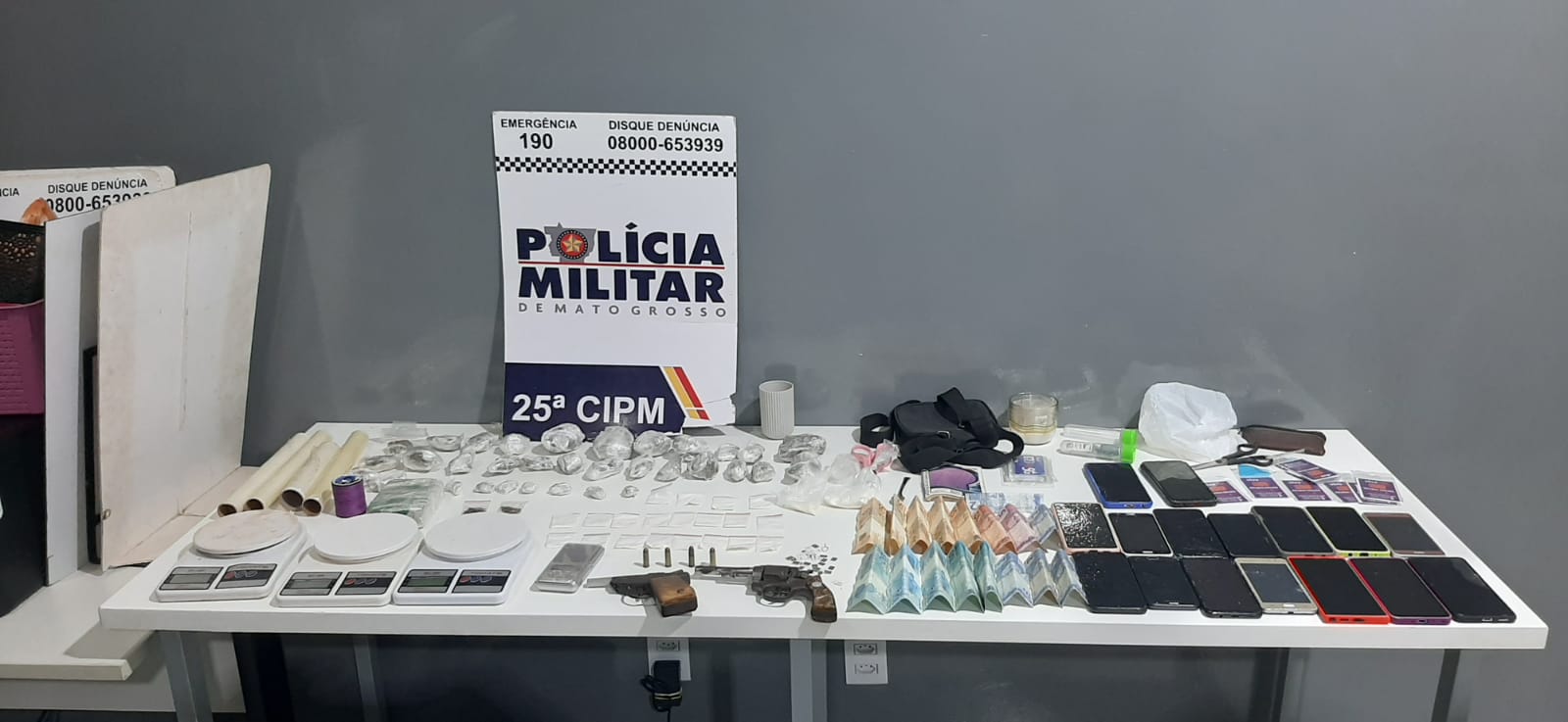 Polícia Militar prende irmãos por tráfico de drogas durante festa em Várzea Grande