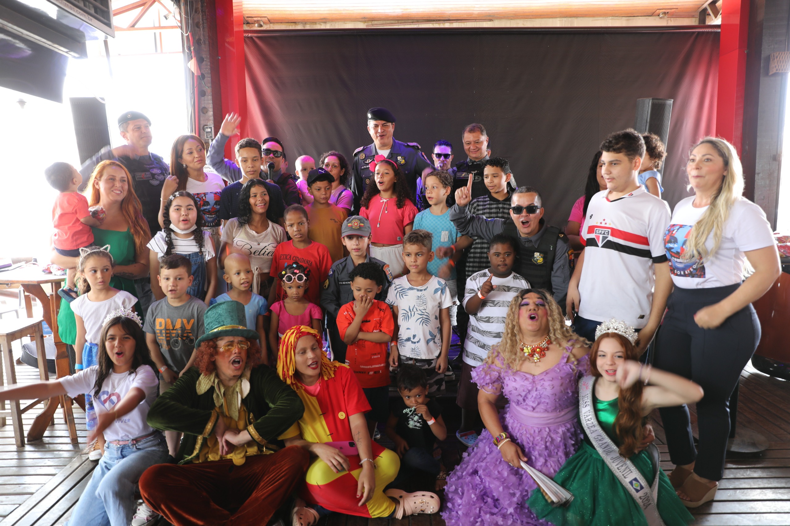 Polícia Militar participa de ação social em comemoração do Dia das Crianças da Associação Cia do Sorriso