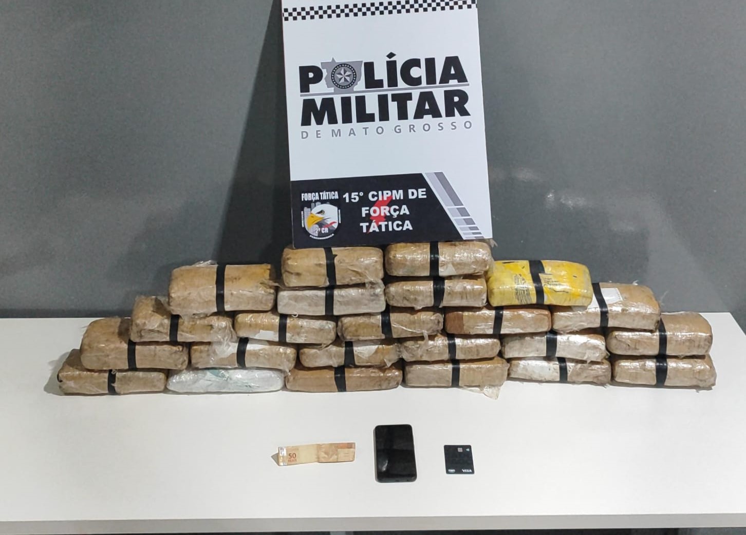 PM prende quadrilha por tráfico, apreende 23 tabletes e 44 porções de entorpecentes