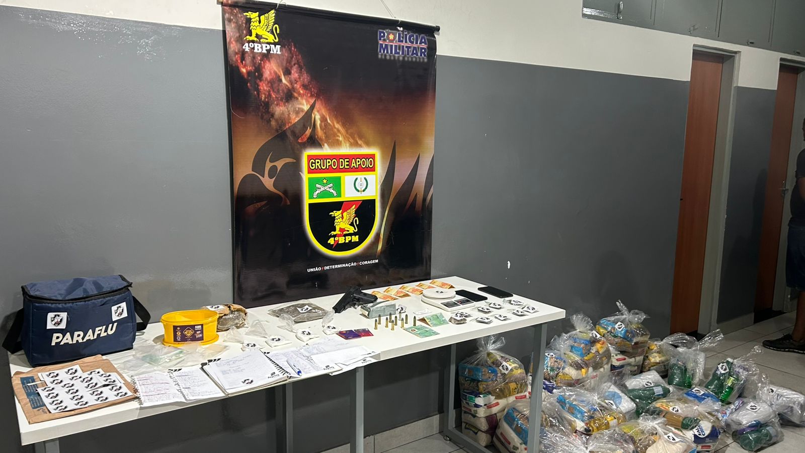 PM apreende 17 cestas básicas entregues por organização criminosa, drogas e arma de fogo