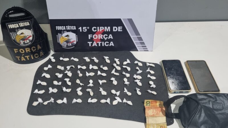 Força Tática prende três pessoas por tráfico de drogas em ponto de venda de entorpecentes