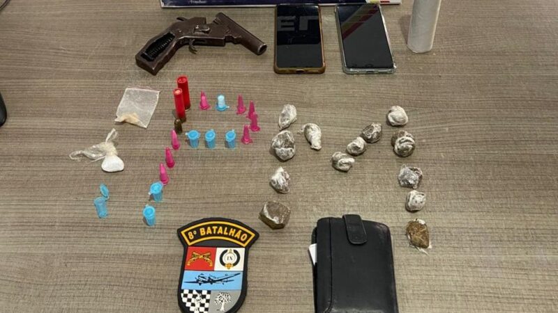 Polícia Militar prende homem por tráfico de drogas, apreende arma e porções de maconha e cocaína