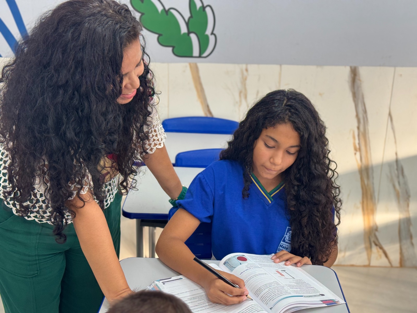 Profissionais da educação vão receber 13º salário e gratificação com reajuste de 20% nesta sexta-feira (20)