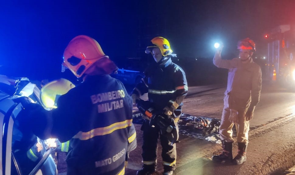Corpo de Bombeiros socorre vítima de acidente de trânsito entre carro e carreta na BR-163