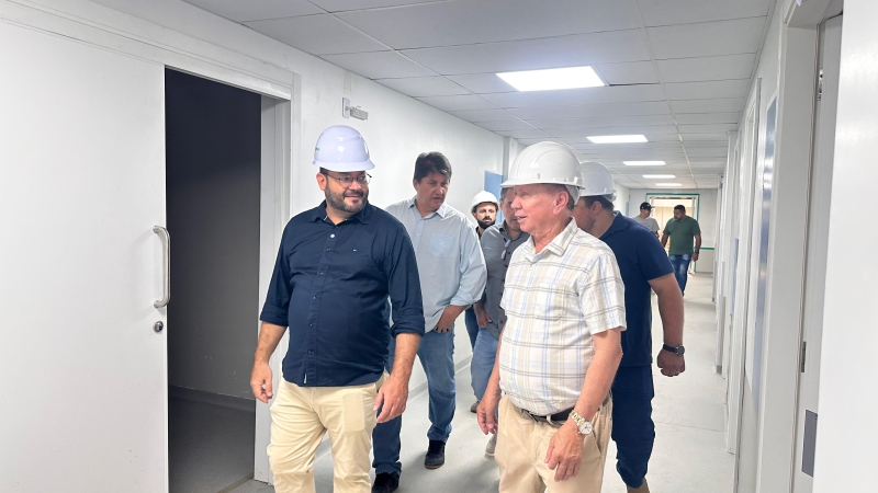 Obra do hospital municipal entra em fase de acabamento; prefeito e vice fazem nova vistoria