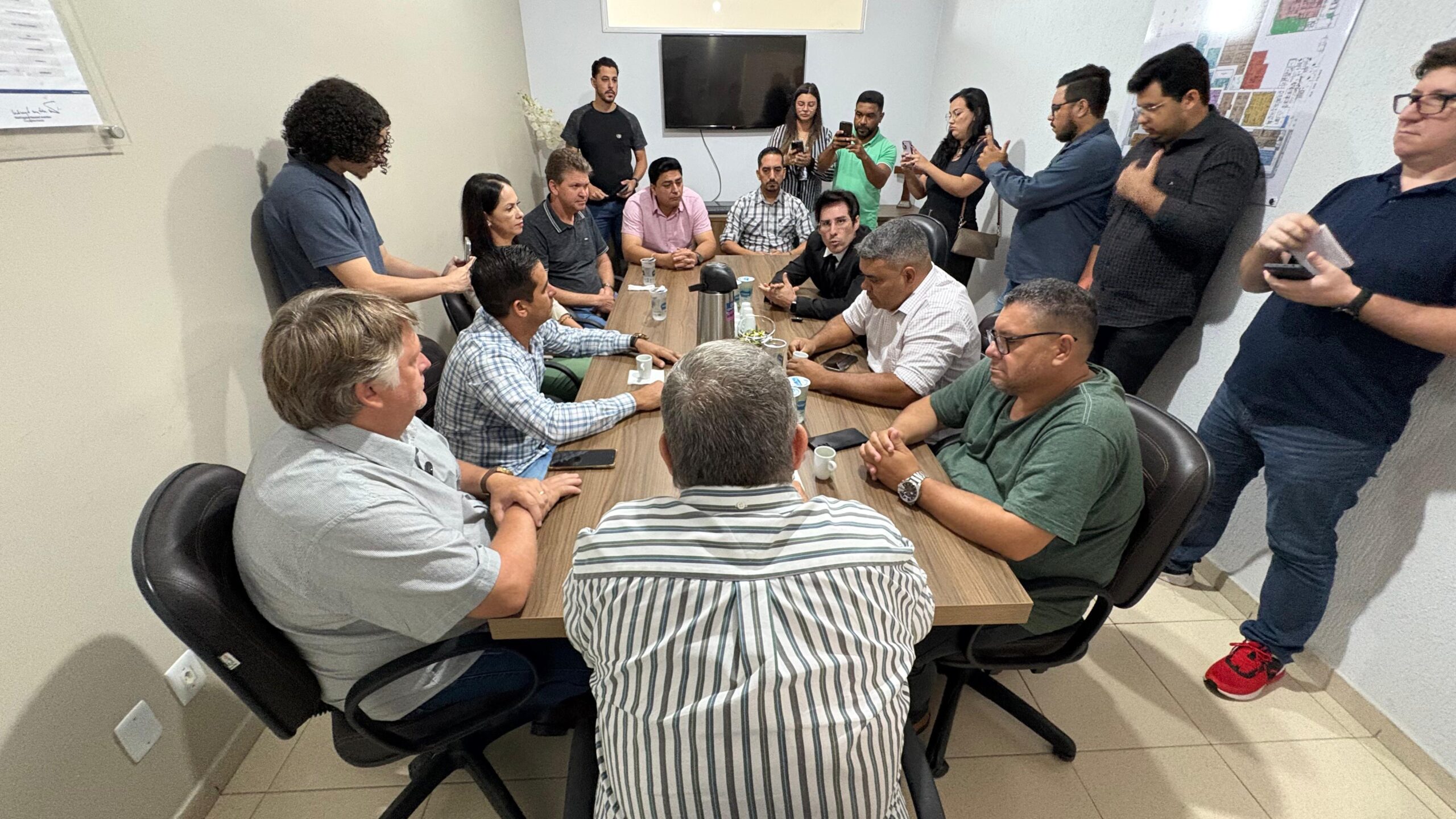 Vereadores se reúnem com hospital, cobram pagamento dos funcionários e preparam visita a Cuiabá