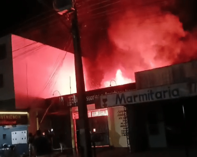 Casa é destruída pelo fogo em Sinop; acusado de atear após agredir mulher é preso