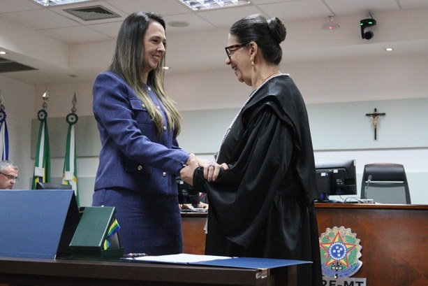Juíza federal Juliana Paixão toma posse como juíza-membro do TRE-MT