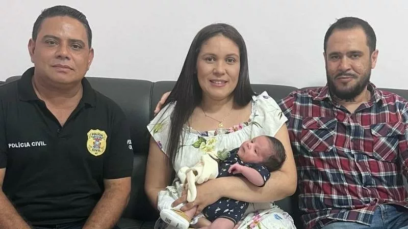 Policial salva recém-nascido levado à delegacia sem respirar