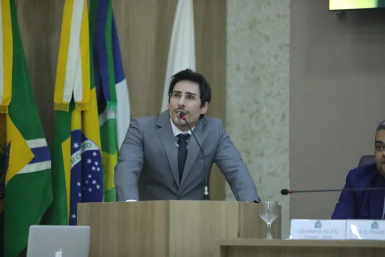 Após prefeito negar área de lazer, vereador propõe realizar construção de campo com seu próprio salário, mas prefeito novamente nega