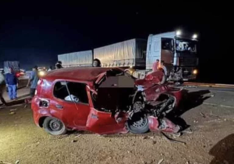 Dois mortos em acidente com carro e carreta em rodovia federal de Mato Grosso
