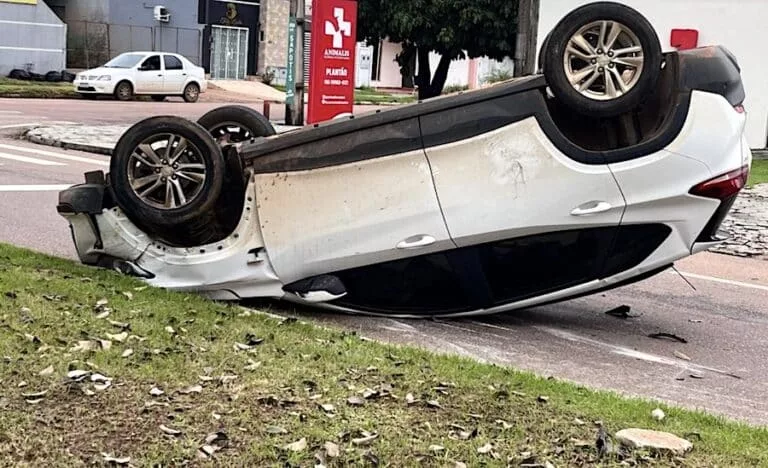 Colisão na Avenida das Sibipirunas: Acidente sem Feridos e Tráfego Interrompido