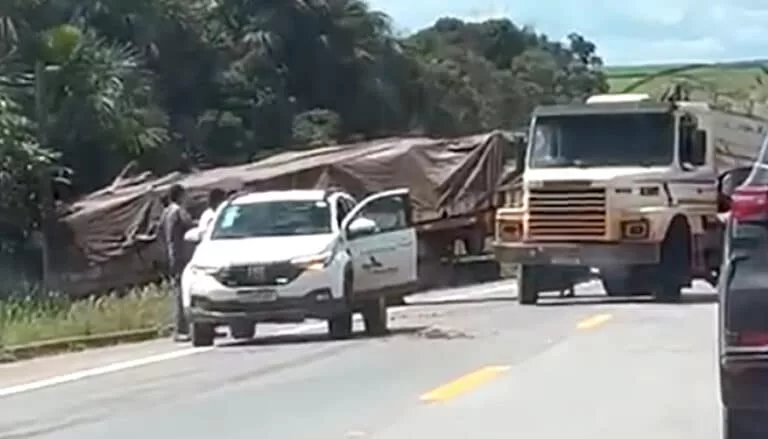 Carretas saem de pista para evitar colisão na BR-163 em Sinop