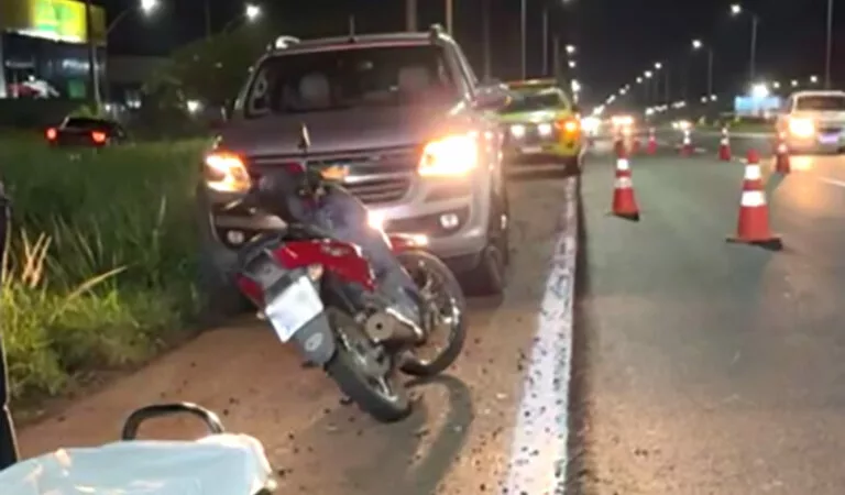 Entregador cai de moto ao passar por desnível na 163 em Sinop
