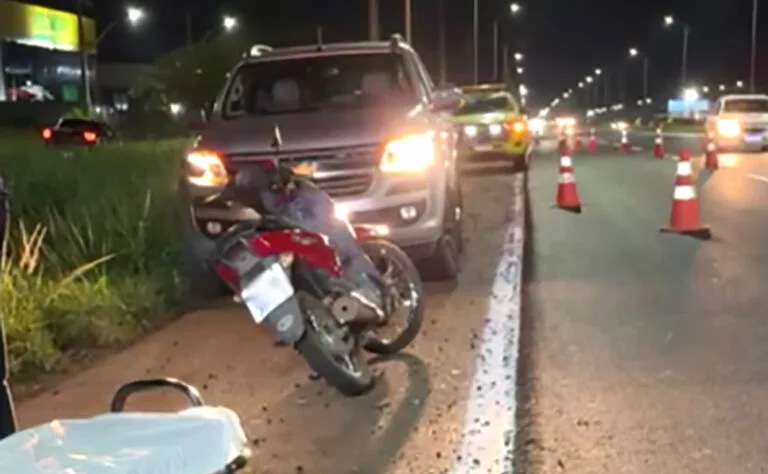 Entregador cai de moto ao passar por desnível na 163 em Sinop