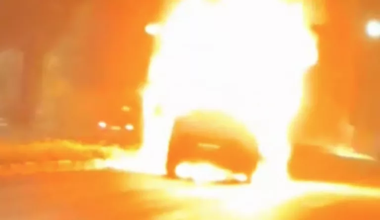 Carro pega fogo e é destruído em avenida de Mato Grosso