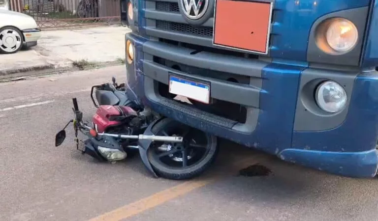 Dois feridos em acidente entre moto e caminhão em Sinop
