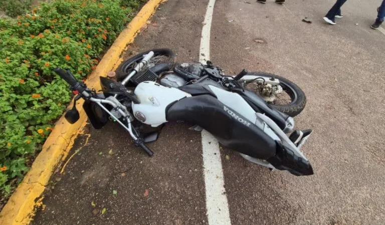 Sinop: menores hospitalizados após colisão de moto com carro
