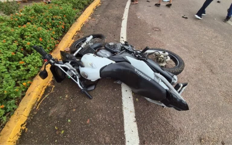 Sinop: menores hospitalizados após colisão de moto com carro