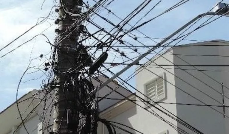 MP aciona concessionária e prefeitura para retirar fios inúteis de postes em Sorriso e aponta 83 incidentes