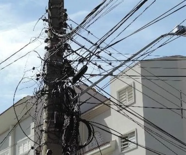 MP aciona concessionária e prefeitura para retirar fios inúteis de postes em Sorriso e aponta 83 incidentes