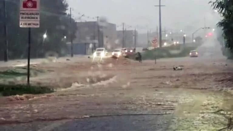 Chuva Forte Alaga Sorriso e Causa Transtornos