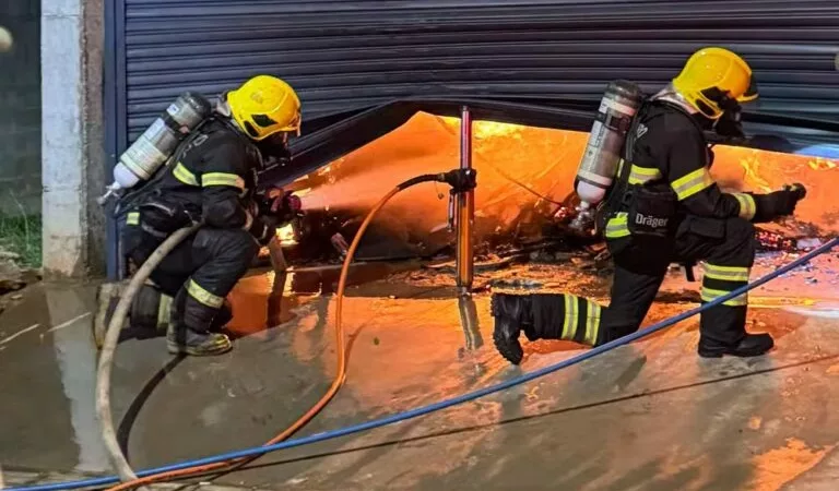 Incêndio destrói parte de fábrica de móveis em Sorriso