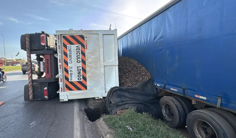 Carreta tomba e derrama madeira sobre a pista da BR-163 em Sorriso