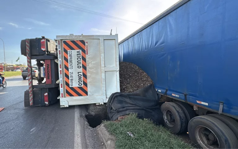 Carreta tomba e derrama madeira sobre a pista da BR-163 em Sorriso