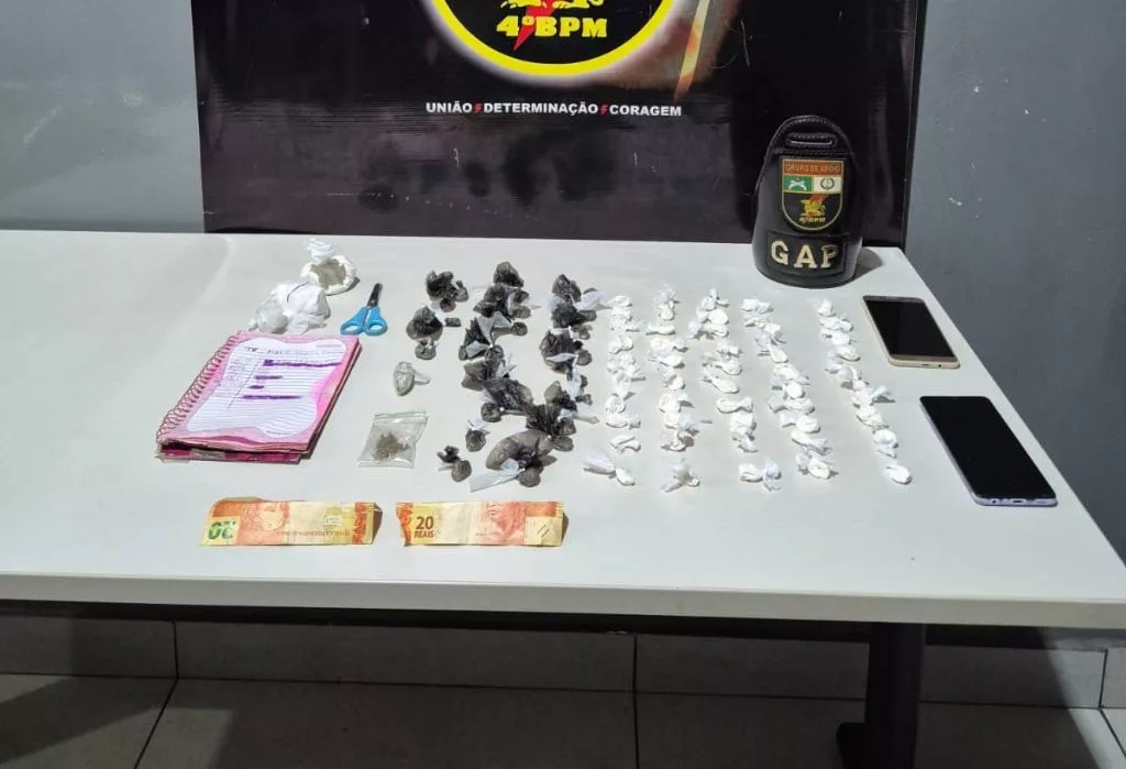 PM prende três pessoas por tráfico e apreende 126 porções de drogas