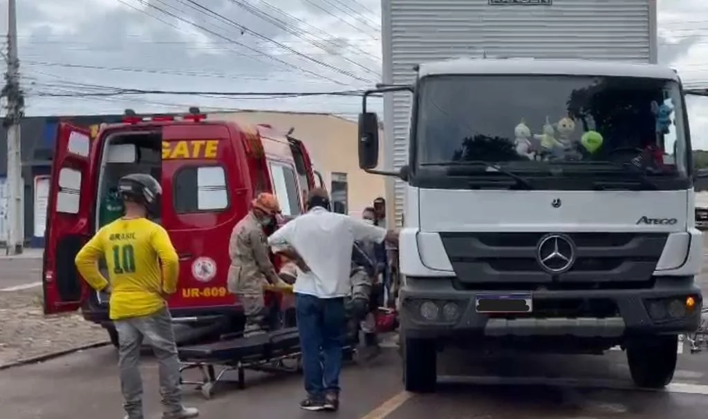 Corpo de Bombeiros socorre ciclista após acidente de trânsito com caminhão