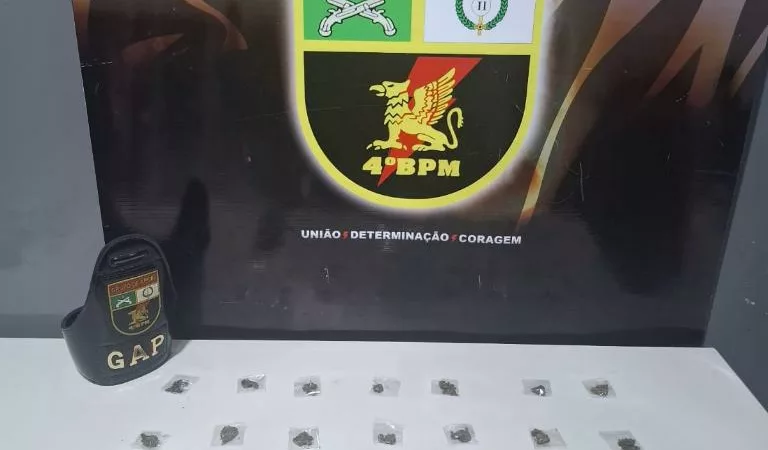 PM prende homens por tráfico de drogas e apreende 41 porções de maconha em abordagens