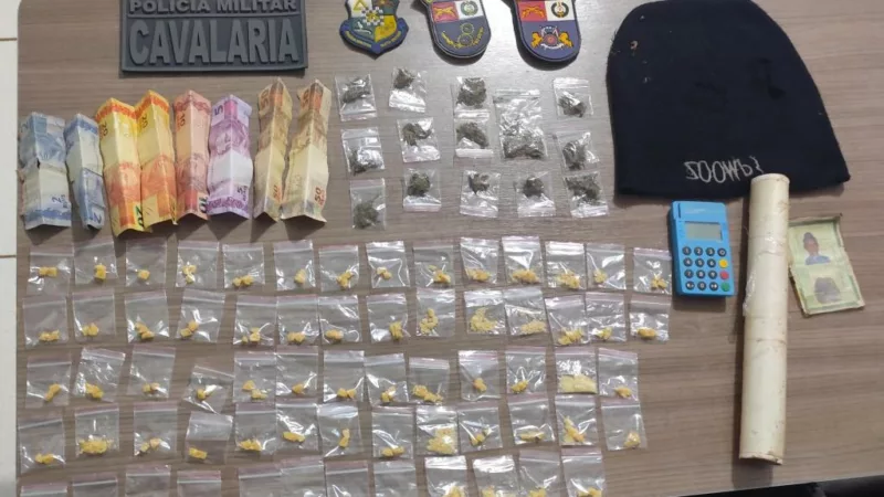 Cavalaria da PM prende faccionado com 81 porções de pasta base e maconha