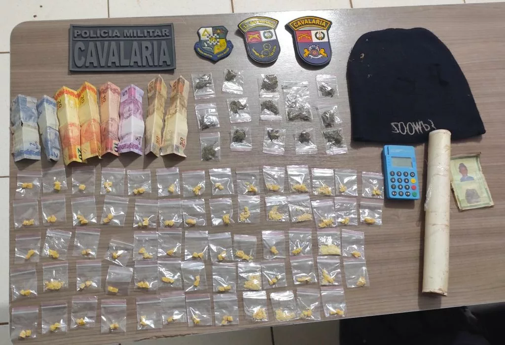 Cavalaria da PM prende faccionado com 81 porções de pasta base e maconha